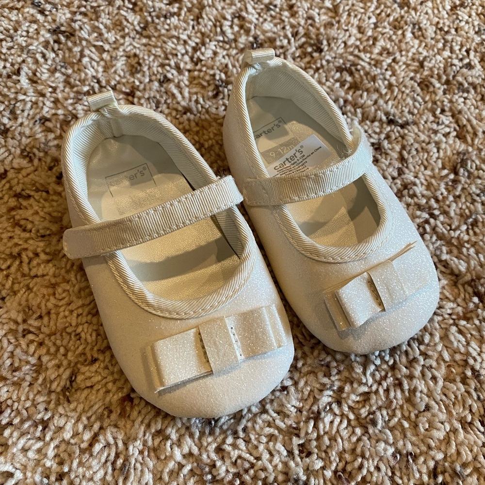 NWOT Carter’s infant girl’s shoes size 9-12 months